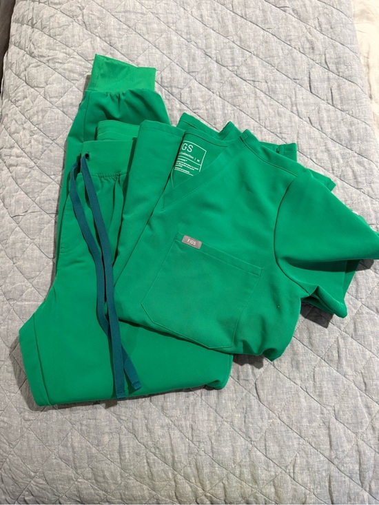 Figs Other - Figs Evergreen Catarina Scrub Top and Zamora Drawstring Pants. Size Medium.